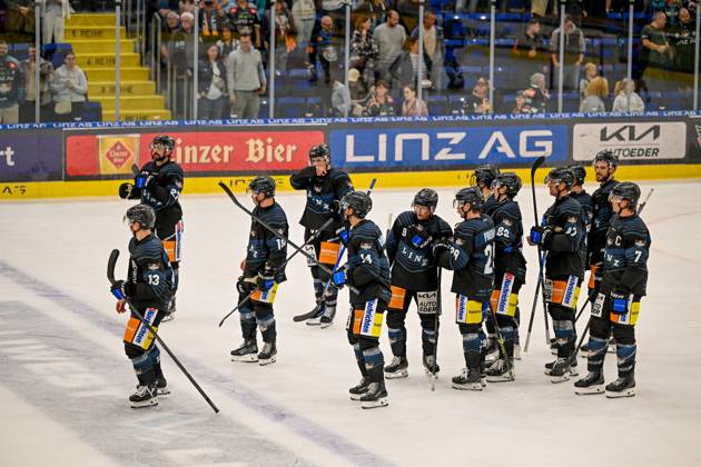 22 08 2025, Eishalle Linz, AUT, ice hockey preparation test match, Black Wings Linz AUT vs HK Nitra SVK , in the picture Team Black Wings Linz Linz Oberoesterreich Austria