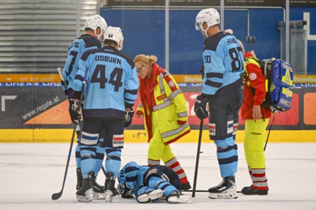 22 08 2025, Eishalle Linz, AUT, ice hockey preparation test match, Black Wings Linz AUT vs HK Nitra SVK , in the picture Zach Osburn HK Nitra , Matej Paulovic HK Nitra , Adam Nemec HK Nitra , Tomas Hrnka HK Nitra and Sanitaeter Linz Oberoesterreich Austria