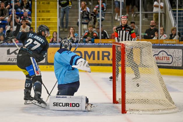 22 08 2025, Eishalle Linz, AUT, ice hockey preparation test match, Black Wings Linz AUT vs HK Nitra SVK , in the picture Shawn St Amant Black Wings Linz vs Jasper Patrikainen HK Nitra Linz Oberoesterreich Austria