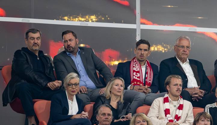 Markus Soeder Bavarian State Premier, CSU on the grandstand, right outside Joachim Herrmann Bavarian Minister of the Interior, CSU GER, FC Bayern Muenchen vs RB Leipzig, Football, Bundesliga, Matchday 1, Season 2025 2026, 22 08 2025 DFL DFB REGULATIONS PROHIBIT ANY USE OF PHOTOGRAPHS as IMAGE SEQUENCES and or QUASI VIDEO GER, FC Bayern Muenchen vs RB Leipzig, Football, Bundesliga, 1 Matchday, Season 2025 2026, 22 08 2025 Muenchen Copyright: xEibner-Pressefoto HeikexFeinerx EP_HFR