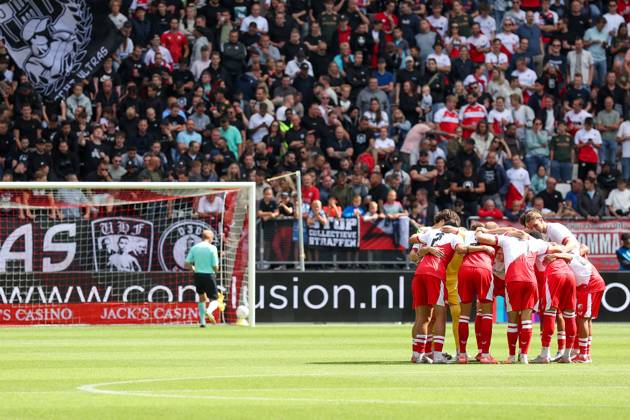 2025-08-24 FC Utrecht v Excelsior Rotterdam - Dutch Eredivisie UTRECHT, NETHERLANDS - AUGUST 24: Team huddle FC Utrecht during the Dutch Eredivisie match between FC Utrecht and Excelsior Rotterdam at Stadion de Galgenwaard on August 24, 2025 in Utrecht, Netherlands. Utrecht Stadion de Galgenwaard Netherlands Content not available for redistribution in The Netherlands directly or indirectly through any third parties. Copyright: xBenxGalx