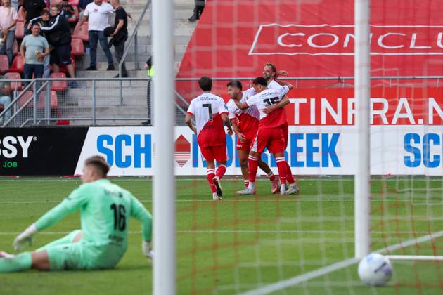 2025-08-24 FC Utrecht v Excelsior Rotterdam - Dutch Eredivisie UTRECHT, NETHERLANDS - AUGUST 24: gk Calvin Raatsie of Excelsior Rotterdam looks dejected after the second goal of FC Utrecht, in the background David Min of FC Utrecht and his teammates are celebrating their teams second goal during the Dutch Eredivisie match between FC Utrecht and Excelsior Rotterdam at Stadion de Galgenwaard on August 24, 2025 in Utrecht, Netherlands. Utrecht Stadion de Galgenwaard Netherlands Content not available for redistribution in The Netherlands directly or indirectly through any third parties. Copyright: xBenxGalx