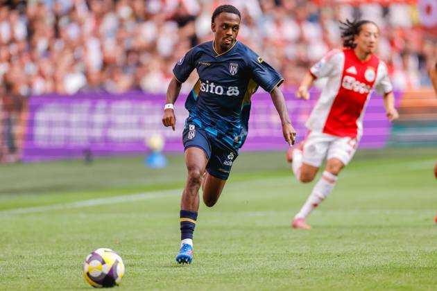 Eredivisie: AFC Ajax Amsterdam v Heracles Almelo Amsterdam - Djevencio van der Kust runs with the ball during the third round of the 2025 2026 Eredivisie season. The match is set between AFC Ajax Amsterdam and Heracles Almelo at Johan Cruijff ArenA on 24 August 2025 in Amsterdam, The Netherlands. (VK Sportphoto Raymond Smit) Copyright: xRaymondxSmitx