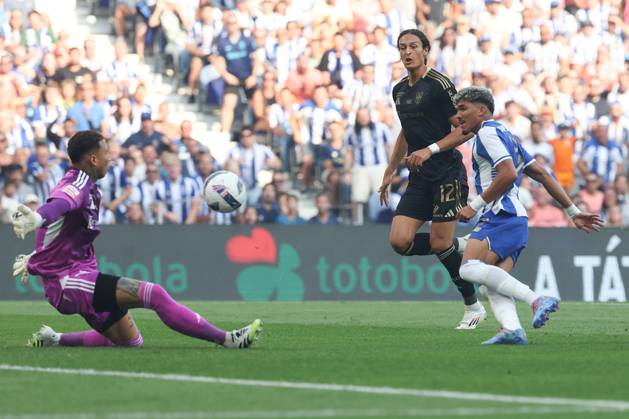 Portugal, Porto, 2025 08 24 xJFx 3 Matchday Liga Portugal Betclic, FC Porto Casa Pia AC v l , goalkeeper, Goalkeeper Patrick Sequeira Casa Pia AC , Wiliam FC Porto Duel, Action, Action, Battles for the Ball Copyright: JoaquimxFerreira