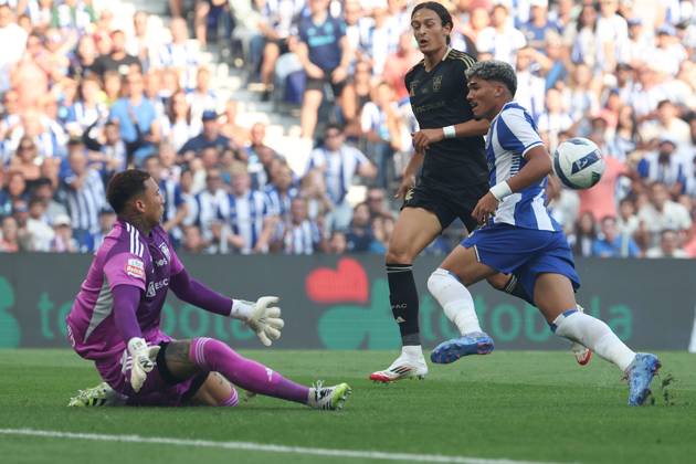Portugal, Porto, 2025 08 24 xJFx 3 Matchday Liga Portugal Betclic, FC Porto Casa Pia AC v l , goalkeeper, Goalkeeper Patrick Sequeira Casa Pia AC , Wiliam FC Porto Duel, Action, Action, Battles for the Ball Copyright: JoaquimxFerreira