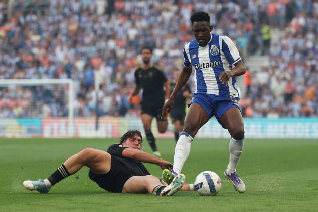 Portugal, Porto, 2025 08 24 xJFx 3 Matchday Liga Portugal Betclic, FC Porto Casa Pia AC v l , Larrazabal Casa Pia AC , Zaidu Sanusi FC Porto Duel, Action, Action, Battles for the Ball Copyright: JoaquimxFerreira