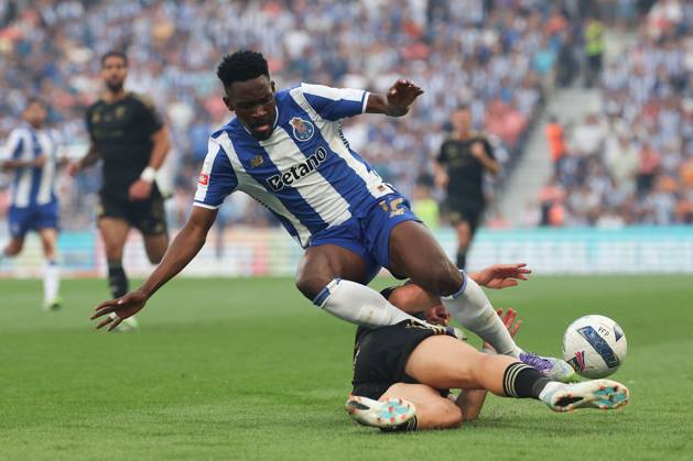 Portugal, Porto, 2025 08 24 xJFx 3 Matchday Liga Portugal Betclic, FC Porto Casa Pia AC v l , Larrazabal Casa Pia AC , Zaidu Sanusi FC Porto Duel, Action, Action, Battles for the Ball Copyright: JoaquimxFerreira