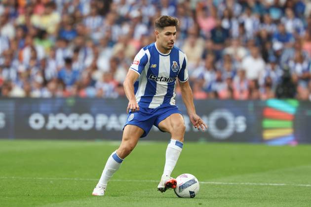 Portugal, Porto, 2025 08 24 xJFx 3 Matchday Liga Portugal Betclic, FC Porto Casa Pia AC v l , Francisco Moura FC Porto on the ball, cropped image, single image, full body, action, action, game scene Copyright: JoaquimxFerreira