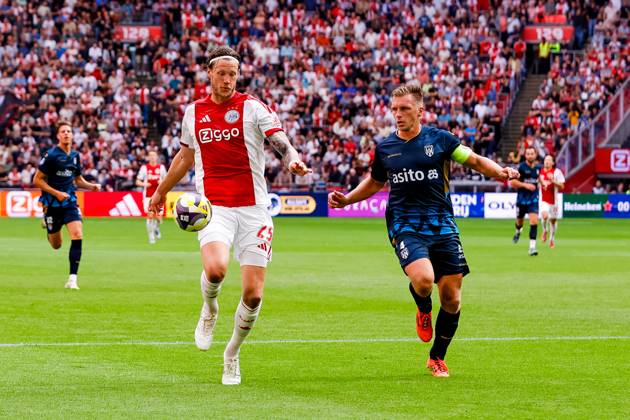 Eredivisie: AFC Ajax Amsterdam v Heracles Almelo Amsterdam - Wout Weghorst of AFC Ajax Amsterdam duels for the ball with Damon Mirani of Heracles Almelo during the third round of the 2025 2026 Eredivisie season. The match is set between AFC Ajax Amsterdam and Heracles Almelo at Johan Cruijff ArenA on 24 August 2025 in Amsterdam, The Netherlands. (VK Sportphoto Raymond Smit) Copyright: xRaymondxSmitx