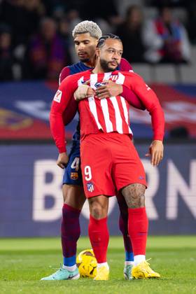 FC Barcelona, Barca v Atletico de Madrid: LaLiga BARCELONA, SPAIN - DEC 3: Memphis Depay of Atletico de Madrid with Ronald Araujo of FC Barcelona during the Spanish La Liga league football match between FC Barcelona vs Atletico de Madrid at the Lluis Companys stadium in Barcelona, Spain on December 3, 2023. Catalonia Spain. Editorial use only. Please get in touch for any other usage. Copyright: x2025xAnadoluxAdriaxPuigx
