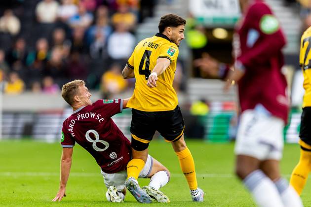 Wolverhampton Wanderers v West Ham United EFL Cup 26 08 2025. West Ham United midfielder James Ward-Prowse (8) battles for possession with Wolverhampton Wanderers defender Santiago Bueno (4) during the EFL Cup match between Wolverhampton Wanderers and West Ham United at Molineux, Wolverhampton, England on 26 August 2025. Wolverhampton Molineux West Midlands England Editorial use only DataCo restrictions apply See www.football-dataco.com , Copyright: xManjitxNarotrax PSI-22686-0003