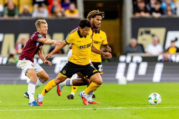 Wolverhampton Wanderers v West Ham United EFL Cup 26 08 2025. Wolverhampton Wanderers forward Hwang Hee-Chan (11) battles for possession during the EFL Cup match between Wolverhampton Wanderers and West Ham United at Molineux, Wolverhampton, England on 26 August 2025. Wolverhampton Molineux West Midlands England Editorial use only DataCo restrictions apply See www.football-dataco.com , Copyright: xManjitxNarotrax PSI-22686-0008