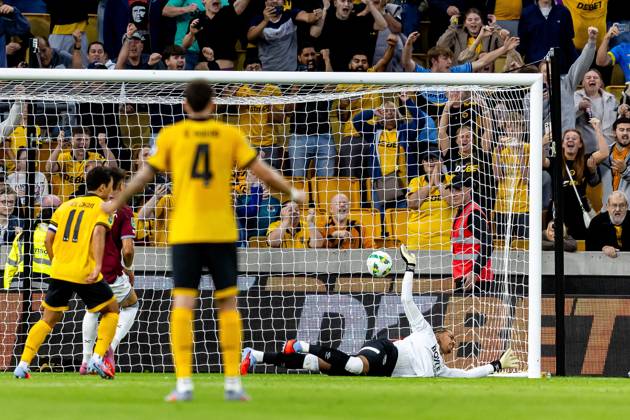Wolverhampton Wanderers v West Ham United EFL Cup 26 08 2025. GOAL scores 1-0 Wolverhampton Wanderers defender Rodrigo Gomes (21) follows up and scores during the EFL Cup match between Wolverhampton Wanderers and West Ham United at Molineux, Wolverhampton, England on 26 August 2025. Wolverhampton Molineux West Midlands England Editorial use only DataCo restrictions apply See www.football-dataco.com , Copyright: xManjitxNarotrax PSI-22686-0014