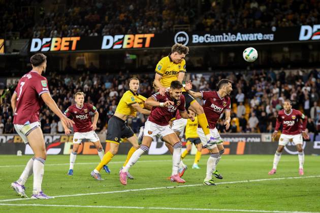 Jorgen Strand Larsen (9 Wolves) puts Wolves ahead during the Carabao Cup football match between Wolverhampton Wanderers and West Ham United at Molineux stadium in Wolverhampton, England Copyright: xNataliexMincher SPPx Sportspressphoto_SPR16884