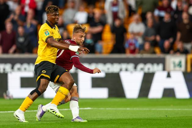 Wolverhampton Wanderers v West Ham United - Carabao Cup Second Round West Ham s Jarrod Bowen attempts a shot under pressure from Wolverhampton Wanderers Emmanuel Agbadou during the Carabao Cup match between Wolverhampton Wanderers and West Ham United at Molineux in Wolverhampton, England, on August 26, 2025. Wolverhampton West Midlands United Kingdom  Copyright: xMIxNewsx originalFilename:fletcher-wolverha250826_npPsJ.jpg
