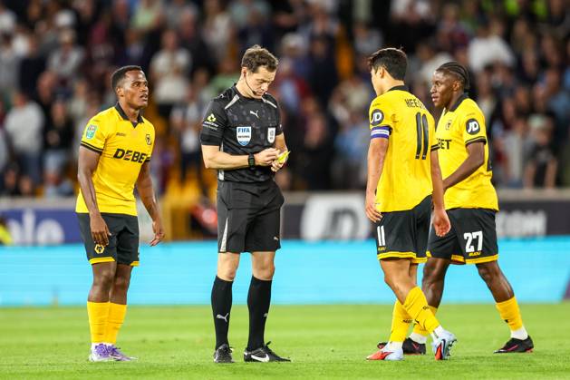 Wolverhampton Wanderers v West Ham United - Carabao Cup Second Round Referee Darren England notes a caution as Wolverhampton Wanderers players surround him during the Carabao Cup match between Wolverhampton Wanderers and West Ham United at Molineux in Wolverhampton, United Kingdom, on August 26, 2025. Wolverhampton West Midlands United Kingdom  Copyright: xMIxNewsx originalFilename:fletcher-wolverha250826_npUzk.jpg