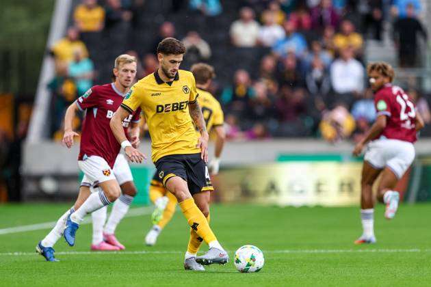 Wolverhampton Wanderers v West Ham United - Carabao Cup Second Round Santiago Bueno of Wolverhampton Wanderers plays the ball back during the Carabao Cup match between Wolverhampton Wanderers and West Ham United at Molineux in Wolverhampton, United Kingdom, on August 26, 2025. Wolverhampton West Midlands United Kingdom  Copyright: xMIxNewsx originalFilename:fletcher-wolverha250826_npvHd.jpg