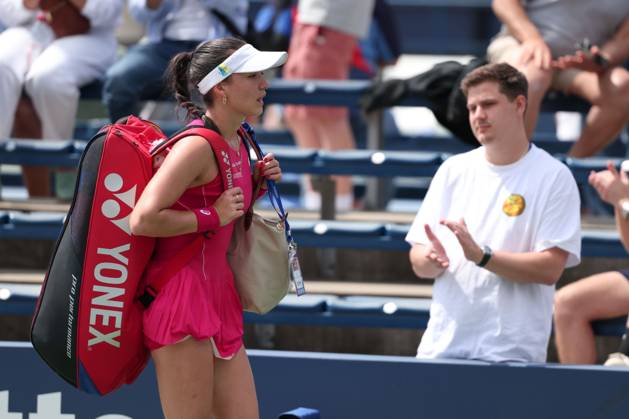 Eva Lys GER leaves the court after her match, a fan stands in the background and applauds, USTA Billie Jean King National Tennis Center, Flushing Meadows, New York, USA Copyright: xJuergenxHasenkopfx
