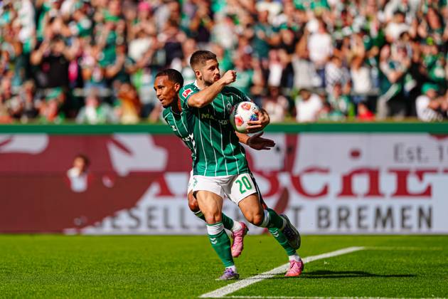 Goal celebration after goal to 1 2 by penalty kick Romano Schmid SV Werder Bremen, 20 GER, SV Werder Bremen vs Bayer 04 Leverkusen, Football, Bundesliga, Matchday 2, Season 2025 2026, 30 08 2025 DFL REGULATIONS PROHIBIT ANY USE OF PHOTOGRAPHS AS IMAGE SEQUENCES AND OR QUASI VIDEO GER, SV Werder Bremen vs Bayer 04 Leverkusen, Football, Bundesliga, Matchday 2, Season 2025 2026, 30 08 2025 Bremen Copyright: xEibner-Pressefoto MarcelxvonxFehrnx EP_MFN