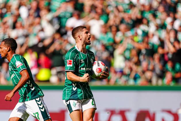 Goal celebration after goal to 1 2 by penalty kick Romano Schmid SV Werder Bremen, 20 GER, SV Werder Bremen vs Bayer 04 Leverkusen, Football, Bundesliga, Matchday 2, Season 2025 2026, 30 08 2025 DFL REGULATIONS PROHIBIT ANY USE OF PHOTOGRAPHS AS IMAGE SEQUENCES AND OR QUASI VIDEO GER, SV Werder Bremen vs Bayer 04 Leverkusen, Football, Bundesliga, Matchday 2, Season 2025 2026, 30 08 2025 Bremen Copyright: xEibner-Pressefoto MarcelxvonxFehrnx EP_MFN
