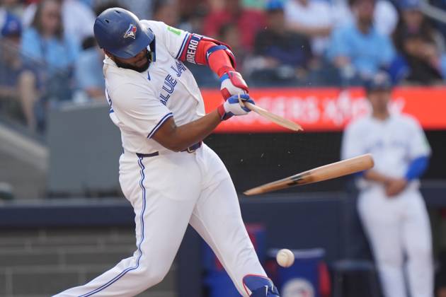 August 30, 2025, Toronto, On, Canada: Toronto Blue Jays first base Vladimir Guerrero Jr. (27) breaks his bat on throw from Milwaukee Brewers pitcher Abner Uribe during ninth inning MLB, Baseball Herren, USA baseball action in Toronto on Saturday, August 30, 2025. Canada News - August 30, 2025 - ZUMAc35_ 20250830_zaf_c35_033 Copyright: xFrankxGunnx