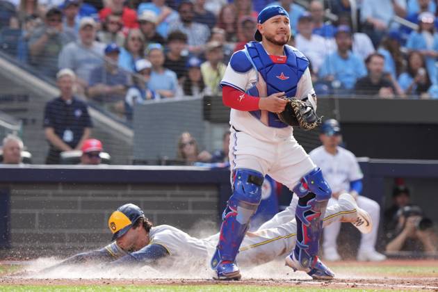 August 30, 2025, Toronto, On, Canada: Toronto Blue Jays catcher Alejandro Kirk (30) looks for the ball as Milwaukee Brewers outfielder Christian Yelich (22) scores behind him during seventh inning MLB, Baseball Herren, USA baseball action in Toronto on Saturday, August 30, 2025. Canada News - August 30, 2025 - ZUMAc35_ 20250830_zaf_c35_039 Copyright: xFrankxGunnx