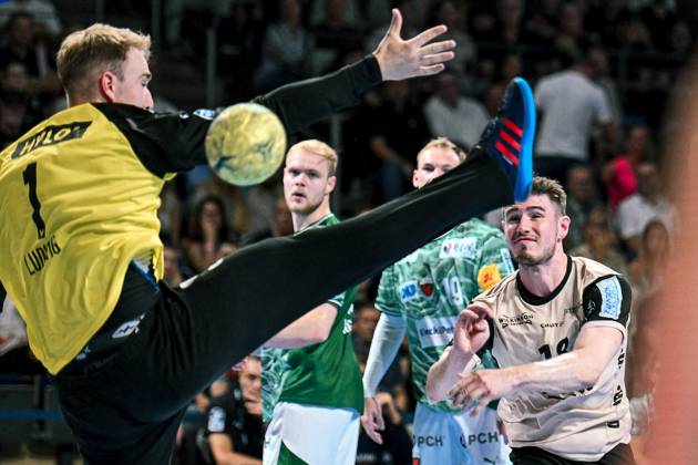 31 08 2025, xlakx, Handball Daikin HBL, Fuechse Berlin Bergischer HC v l Lasse Ludwig Fuechse Berlin , Yannick Fraatz Bergischer HC wirft Tor, Torschuetze, erzielt Tor, Treffer, scores the goal Berlin Daniel Lakomski