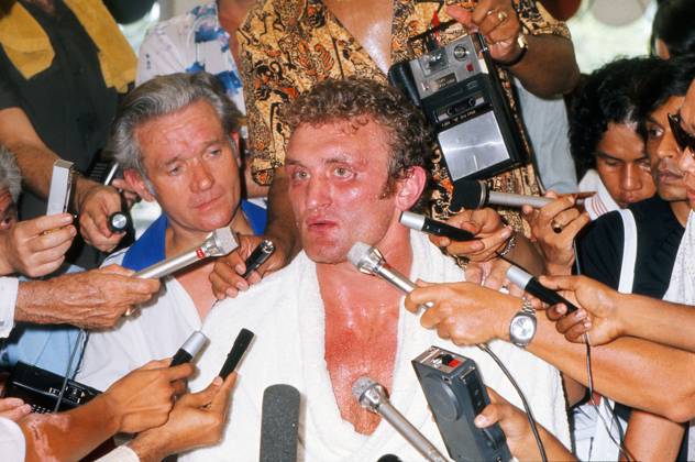 Boxing - World Heavyweight Championship (WBC & WBA) Title Fight - Muhammad Ali vs. Joe Bugner 30 06 1975 The post-fight press conference, PK, Pressekonferenz with Joe Bugner and trainer in Kuala Lumpur, Malaysia. 