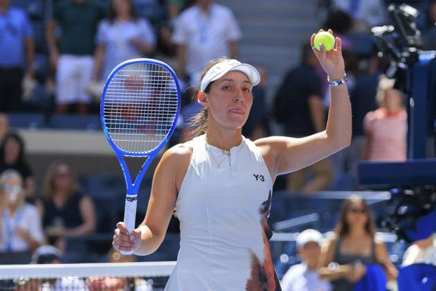 September 2, 2025, Flushing Meadows, New York, USA: Jessica Pegula hits autographed tennis balls to the fans after defeating Barbora Krejcikova on Day 10 of the 2025 US Open at USTA Billie Jean King National Tennis Center on Tuesday September 2, 2025 in the Flushing neighborhood of the Queens borough of New York City. JAVIER ROJAS PI Flushing Meadows USA - ZUMAp124 20250902_zaa_p124_010 Copyright: xJavierxRojasx