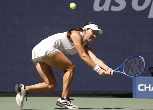 Jessica Pegula returns a ball to Barbora.Krejcikova Czechia before defeating her in straight sets in their quarterfinal match in Arthur Ashe Stadium on day 8 at the 2025 US Open Tennis Championship at the USTA Billie Jean King National Tennis Center in New York City on Tuesday, September 2, 2025.  NYP20250902106 JOHNxANGELILLO
