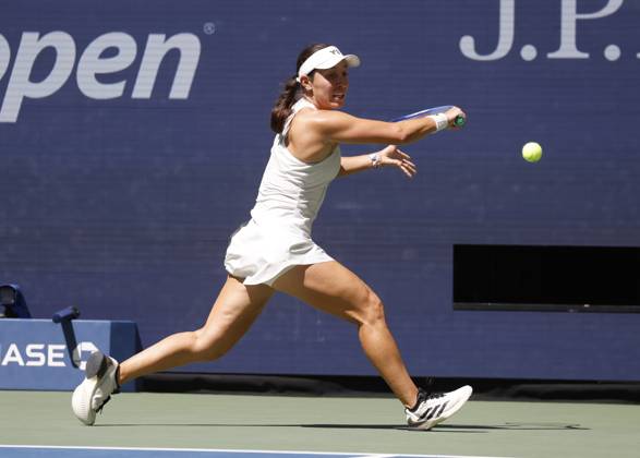 Jessica Pegula returns a ball to Barbora.Krejcikova Czechia before defeating her in straight sets in their quarterfinal match in Arthur Ashe Stadium on day 8 at the 2025 US Open Tennis Championship at the USTA Billie Jean King National Tennis Center in New York City on Tuesday, September 2, 2025.  NYP20250902108 JOHNxANGELILLO