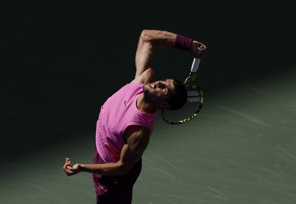 Carlos Alcaraz of Spain serves to Jiri Lehecka Czechia in the first set before defeating Lehecka in straight sets in their quarterfinal match in Arthur Ashe Stadium on day 10 at the 2025 US Open Tennis Championship at the USTA Billie Jean King National Tennis Center in New York City on Tuesday, September 2, 2025.  NYP20250902126 JOHNxANGELILLO