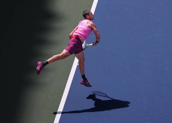 Carlos Alcaraz ESP , from above, US Open Championships 2023, USTA Billie Jean King National Tennis Center, Flushing Meadows, New York, USA Copyright: xJuergenxHasenkopfx
