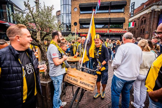 ARNHEM - Fans at the Korenmarkt square celebrate Vitesse regaining its professional license. The Arnhem Court of Appeal ruled in favor of the Arnhem football club in its appeal against the revoked professional license. ANP ROLAND HEITINK netherlands out - belgium out xVIxxIVx 534887172 originalFilename: 0832342699st