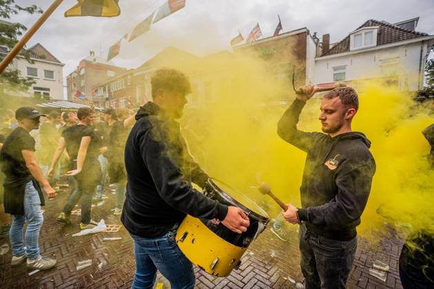 ARNHEM - Fans at the Korenmarkt square celebrate Vitesse regaining its professional license. The Arnhem Court of Appeal ruled in favor of the Arnhem football club in its appeal against the revoked professional license. ANP ROLAND HEITINK netherlands out - belgium out xVIxxIVx 534887178 originalFilename: 0832342700st