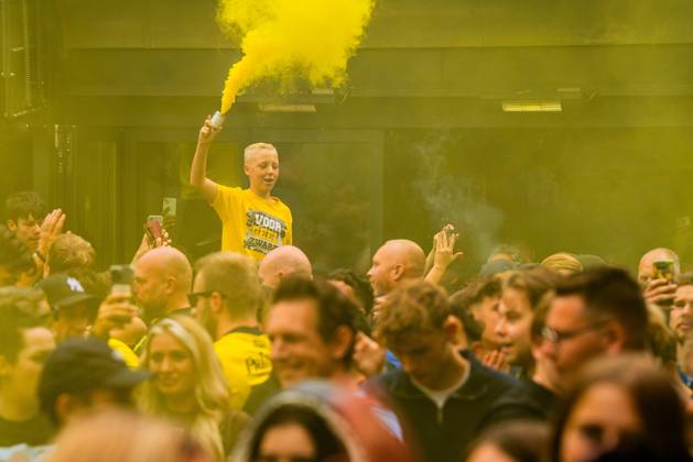 ARNHEM - Fans at the Korenmarkt square celebrate Vitesse regaining its professional license. The Arnhem Court of Appeal ruled in favor of the Arnhem football club in its appeal against the revoked professional license. ANP ROLAND HEITINK netherlands out - belgium out xVIxxIVx 534887193 originalFilename: 0832342702st