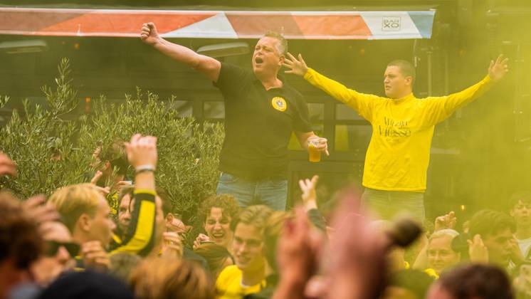 ARNHEM - Fans at the Korenmarkt square celebrate Vitesse regaining its professional license. The Arnhem Court of Appeal ruled in favor of the Arnhem football club in its appeal against the revoked professional license. ANP ROLAND HEITINK netherlands out - belgium out xVIxxIVx 534887204 originalFilename: 0832342703st