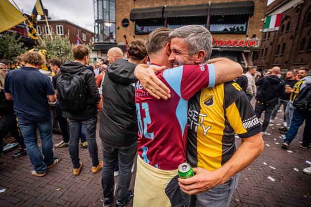 ARNHEM - Fans at the Korenmarkt square celebrate Vitesse regaining its professional license. The Arnhem Court of Appeal ruled in favor of the Arnhem football club in its appeal against the revoked professional license. ANP ROLAND HEITINK netherlands out - belgium out xVIxxIVx 534887220 originalFilename: 0832342705st