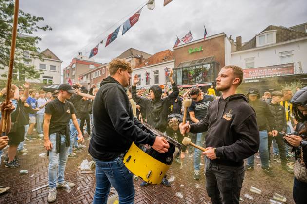 ARNHEM - Fans at the Korenmarkt square celebrate Vitesse regaining its professional license. The Arnhem Court of Appeal ruled in favor of the Arnhem football club in its appeal against the revoked professional license. ANP ROLAND HEITINK netherlands out - belgium out xVIxxIVx 534887132 originalFilename: 0832343029st