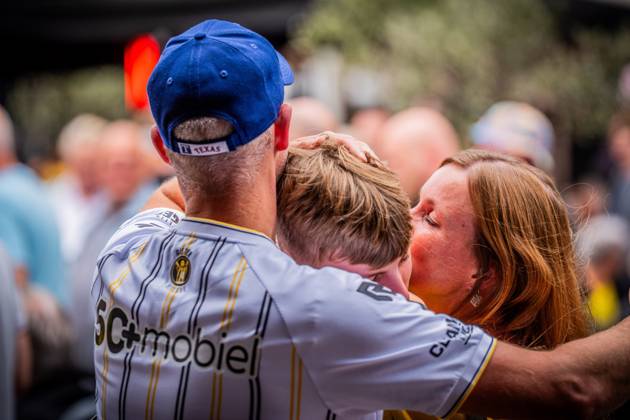 ARNHEM - Fans at the Korenmarkt square celebrate Vitesse regaining its professional license. The Arnhem Court of Appeal ruled in favor of the Arnhem football club in its appeal against the revoked professional license. ANP ROLAND HEITINK netherlands out - belgium out xVIxxIVx 534887136 originalFilename: 0832343037st