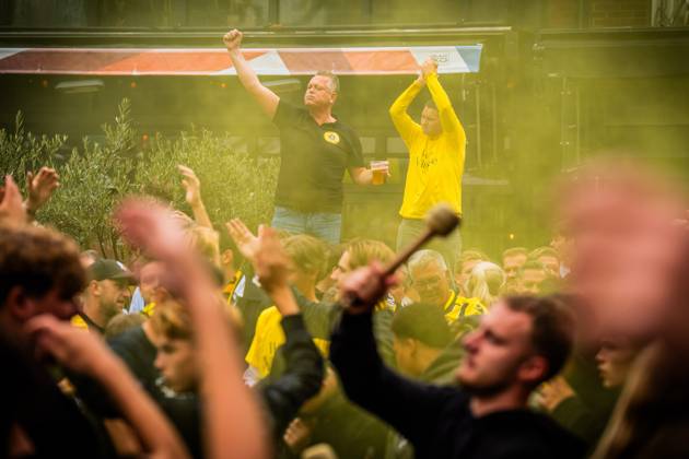 ARNHEM - Fans at the Korenmarkt square celebrate Vitesse regaining its professional license. The Arnhem Court of Appeal ruled in favor of the Arnhem football club in its appeal against the revoked professional license. ANP ROLAND HEITINK netherlands out - belgium out xVIxxIVx 534887142 originalFilename: 0832343043st