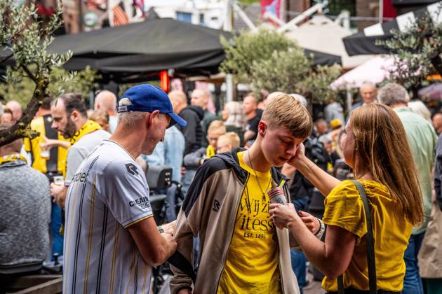 ARNHEM - Fans at the Korenmarkt square celebrate Vitesse regaining its professional license. The Arnhem Court of Appeal ruled in favor of the Arnhem football club in its appeal against the revoked professional license. ANP ROLAND HEITINK netherlands out - belgium out xVIxxIVx 534887149 originalFilename: 0832343046st