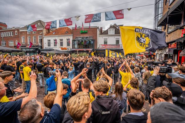 ARNHEM - Fans at the Korenmarkt square celebrate Vitesse regaining its professional license. The Arnhem Court of Appeal ruled in favor of the Arnhem football club in its appeal against the revoked professional license. ANP ROLAND HEITINK netherlands out - belgium out xVIxxIVx 534887155 originalFilename: 0832343050st