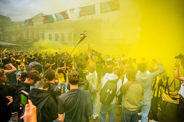 ARNHEM - Fans at the Korenmarkt square celebrate Vitesse regaining its professional license. The Arnhem Court of Appeal ruled in favor of the Arnhem football club in its appeal against the revoked professional license. ANP ROLAND HEITINK netherlands out - belgium out xVIxxIVx 534887161 originalFilename: 0832343054st