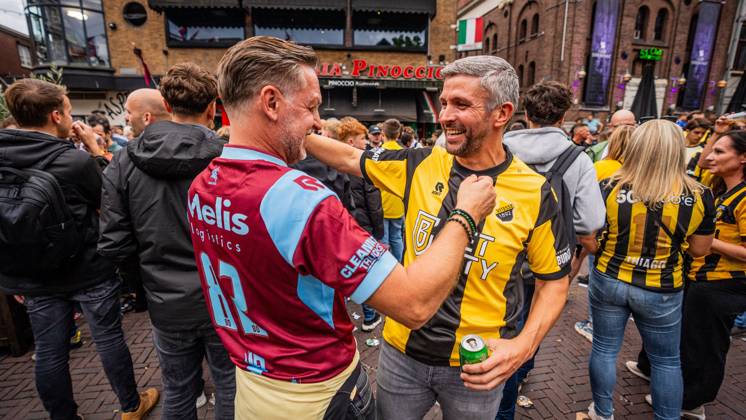 ARNHEM - Fans at the Korenmarkt square celebrate Vitesse regaining its professional license. The Arnhem Court of Appeal ruled in favor of the Arnhem football club in its appeal against the revoked professional license. ANP ROLAND HEITINK netherlands out - belgium out xVIxxIVx 534887166 originalFilename: 0832343058st