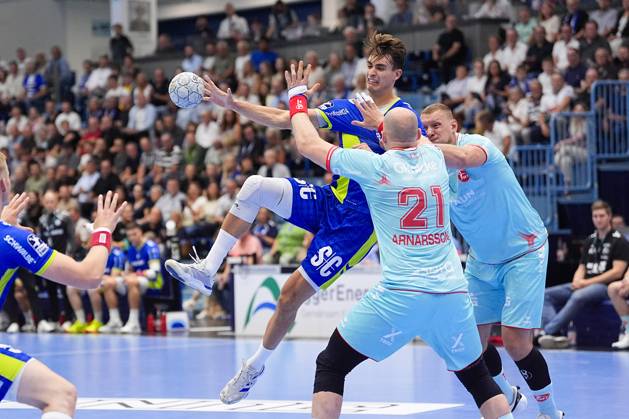 04 09 2025, xydrx, Handball, 1 HBL, VFL Gummersbach TM Melsungen, Schwalbe Arena Julian Koester VFL Gummersbach 7 in duel against Arnar Freyr Arnarsson MT Melsungen 21 and Dainis Kristopans MT Melsungen 10 Nordrhein Westfahlen Germany