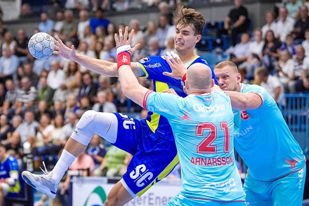 04 09 2025, xydrx, Handball, 1 HBL, VFL Gummersbach TM Melsungen, Schwalbe Arena Julian Koester VFL Gummersbach 7 in duel against Arnar Freyr Arnarsson MT Melsungen 21 and Dainis Kristopans MT Melsungen 10 Nordrhein Westfahlen Germany