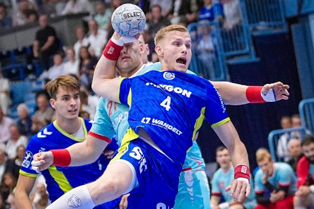 04 09 2025, xydrx, Handball, 1 HBL, VFL Gummersbach TM Melsungen, Schwalbe Arena Ellidi Vidarsson VFL Gummersbach 4 in duel against Arnar Freyr Arnarsson MT Melsungen 21 Nordrhein Westfahlen Germany