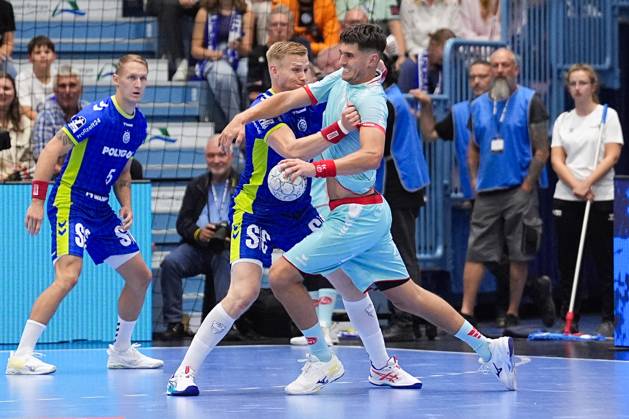 04 09 2025, xydrx, Handball, 1 HBL, VFL Gummersbach TM Melsungen, Schwalbe Arena Ellidi Vidarsson VFL Gummersbach 4 in duel against Nikolaj Enderleit MT Melsungen 4 Nordrhein Westfahlen Germany