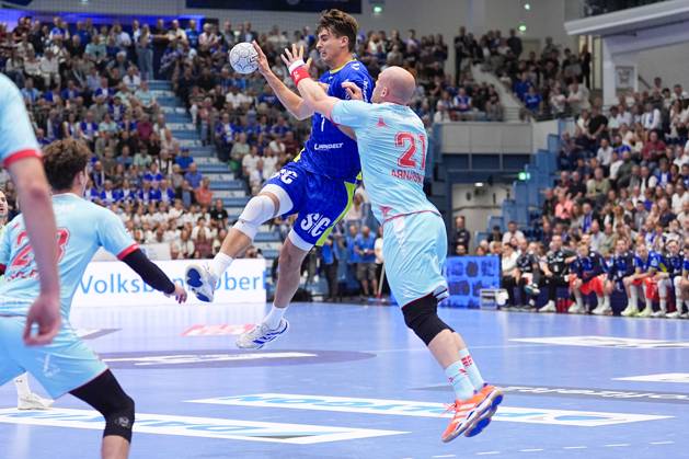 04 09 2025, xydrx, Handball, 1 HBL, VFL Gummersbach TM Melsungen, Schwalbe Arena Julian Koester VFL Gummersbach 7 in duel against Arnar Freyr Arnarsson MT Melsungen 21 Nordrhein Westfahlen Germany